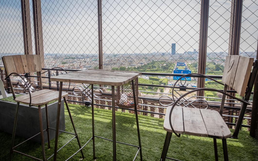 Terrasse estival vue sur le champs de mars