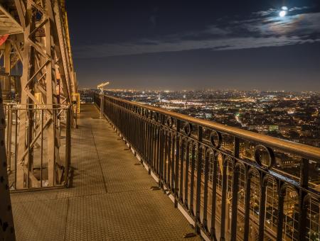 vue de nuit champs de mars tour eiffel