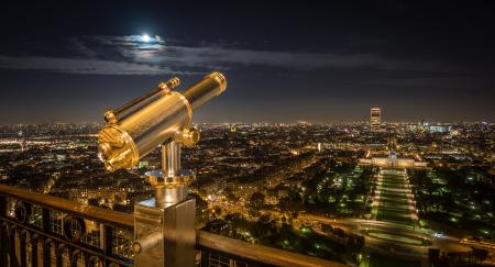 vue nocturne sur le champs de mars du 2ème étage de la tour eiffel 